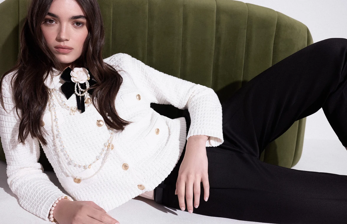 Knitted sweater with decorative buttons and collar