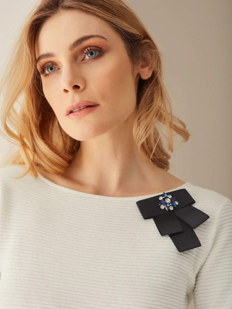 FITTED SWEATER WITH BROOCH