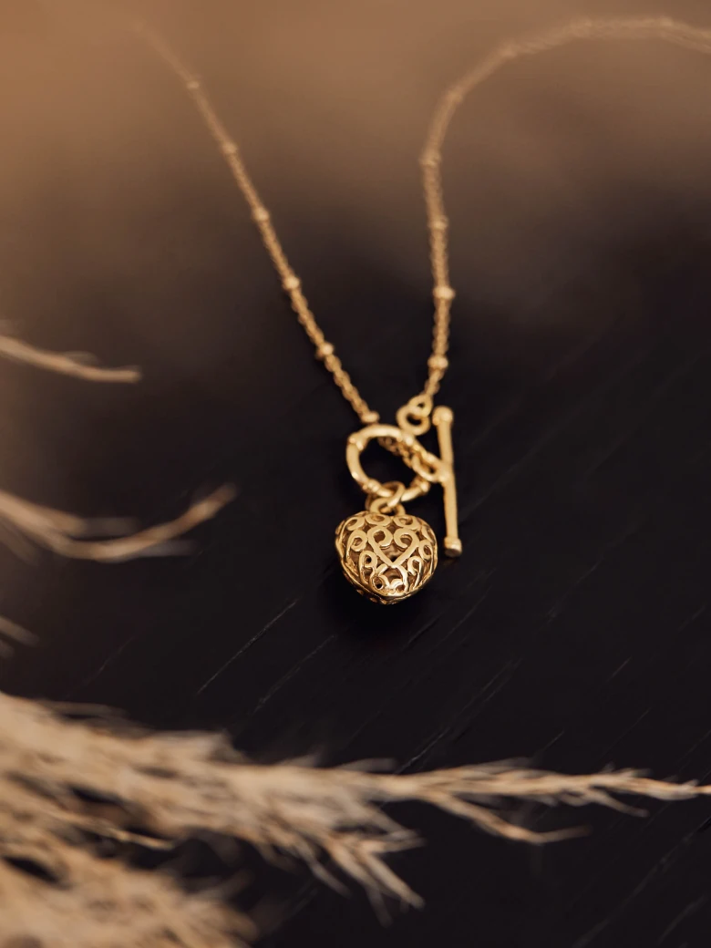 GOLD-PLATED NECKLACE WITH A HEART