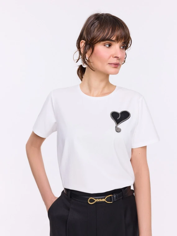 White cotton T-shirt with a heart-shaped brooch