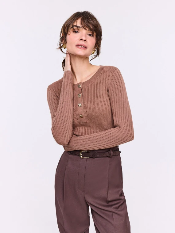 Fitted brown ribbed knit sweater