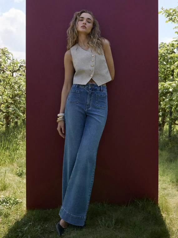 High-waisted jeans