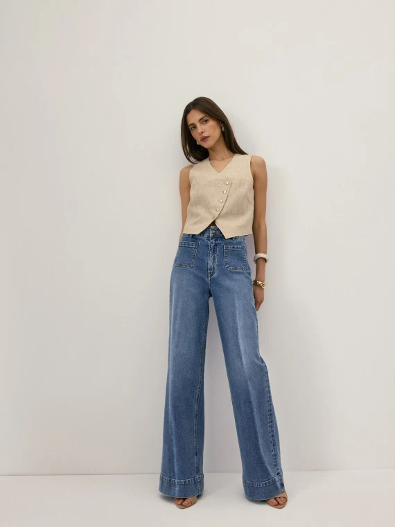 High-waisted jeans