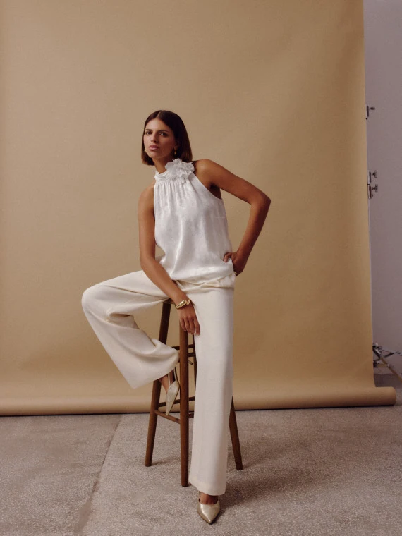 Elegant cream trousers with pleats