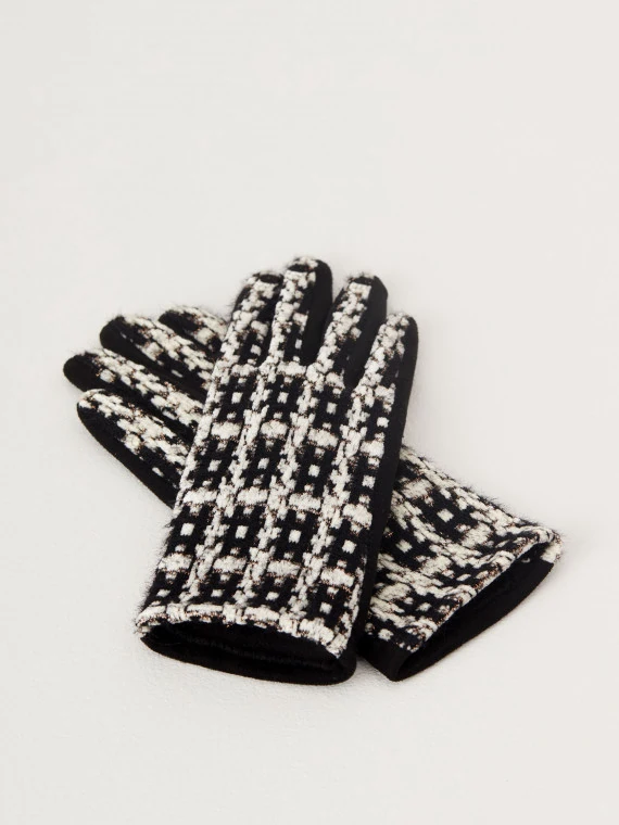 Knitted gloves in checkered pattern