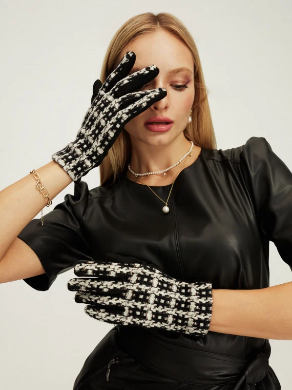 Knitted gloves in checkered pattern
