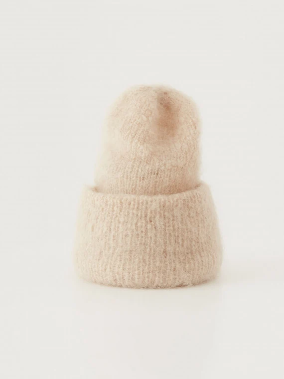 Beige beanie with high drawstring, mohair base