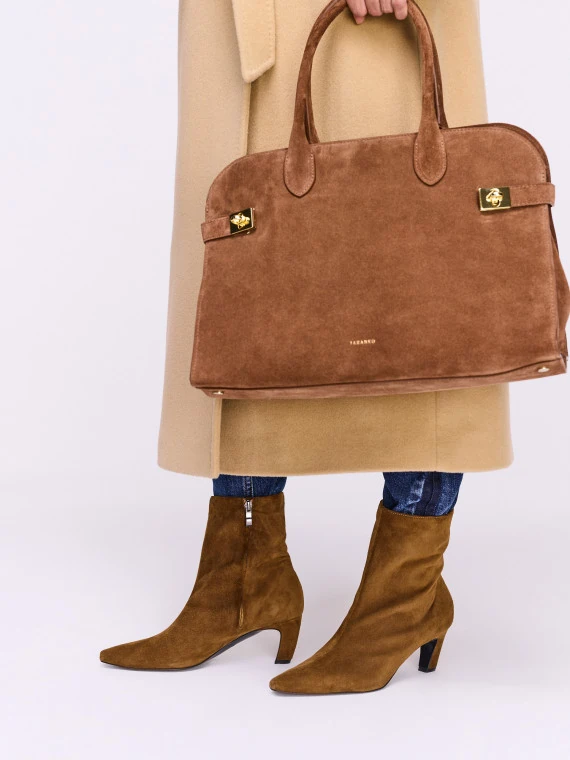 Low-heeled suede ankle boots