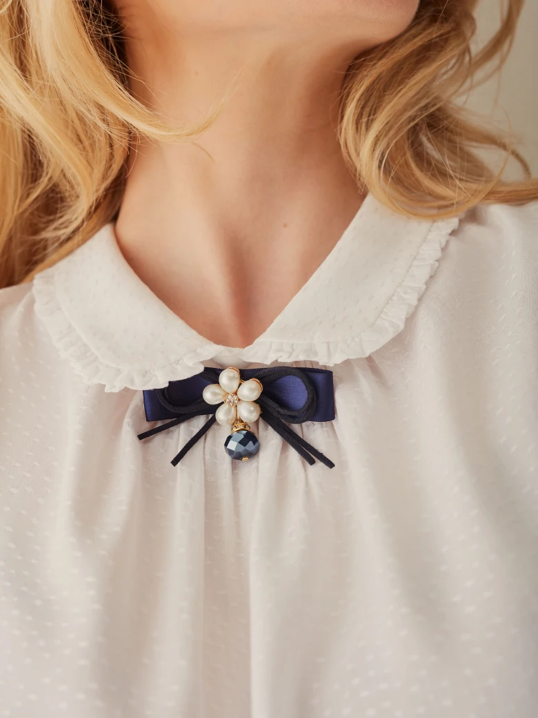 BLOUSE WITH BROOCH