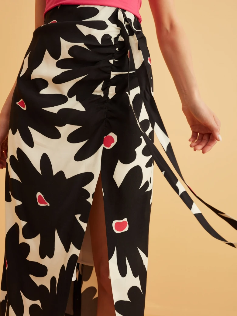MIDI SKIRT WITH BLACK AND WHITE FLOWERS