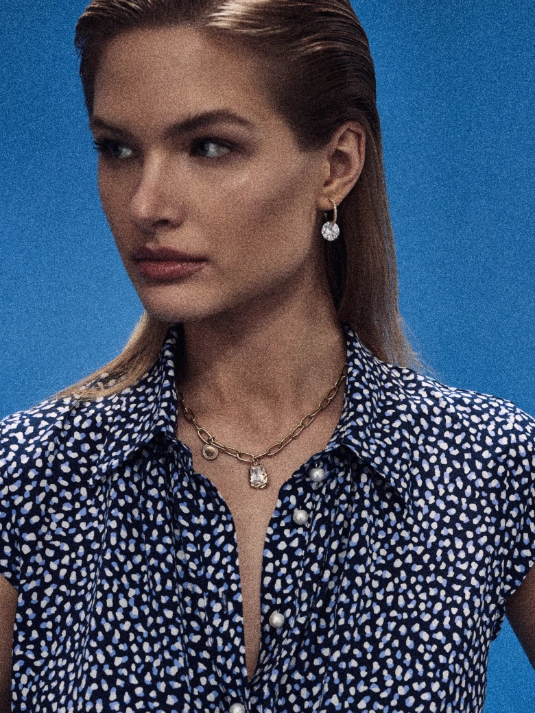 Short-sleeved blouse with a fine pattern