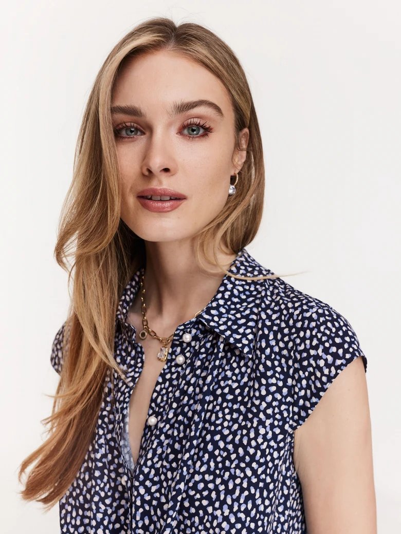 Short-sleeved blouse with a fine pattern