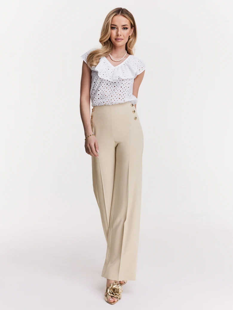 Beige pants with buttons at the pockets
