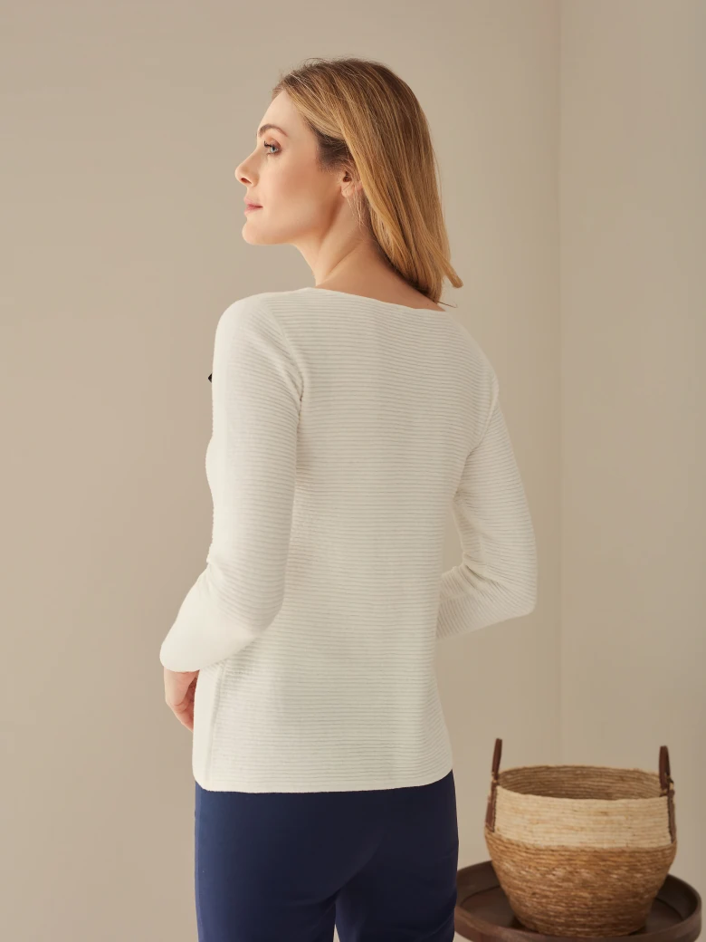 FITTED SWEATER WITH BROOCH
