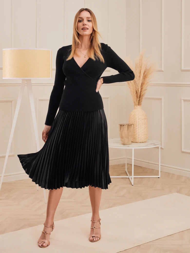 BLACK PLEATED SKIRT