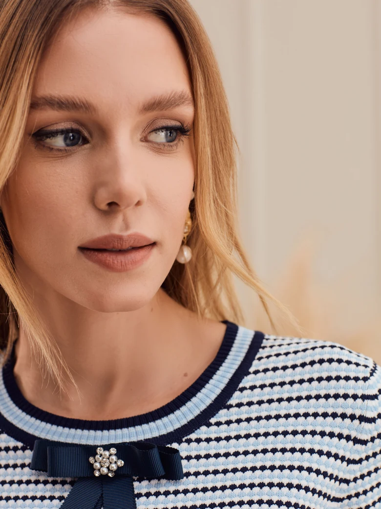 BLUE SHORT SLEEVE SWEATER
