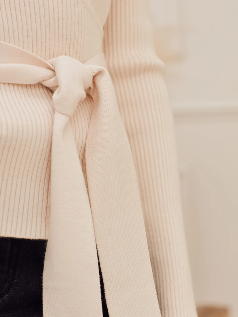 BEŻOWY SWETER Z WIĄZANIEM