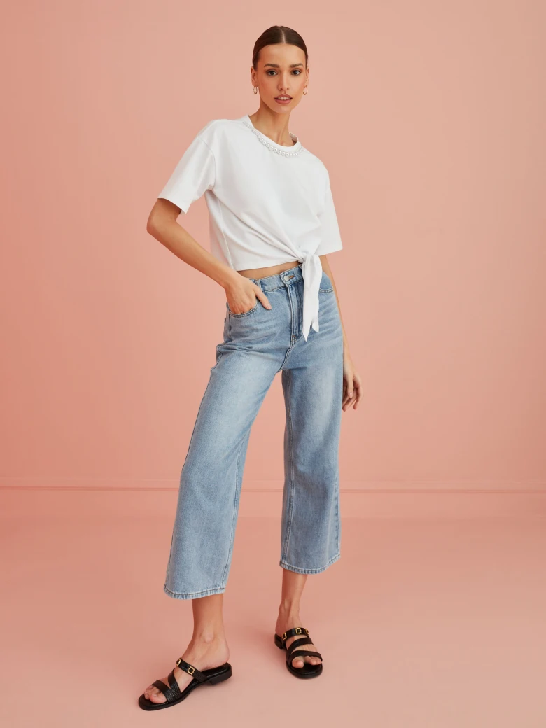 WHITE BLOUSE WITH SUBTLE PEARL DETAILS