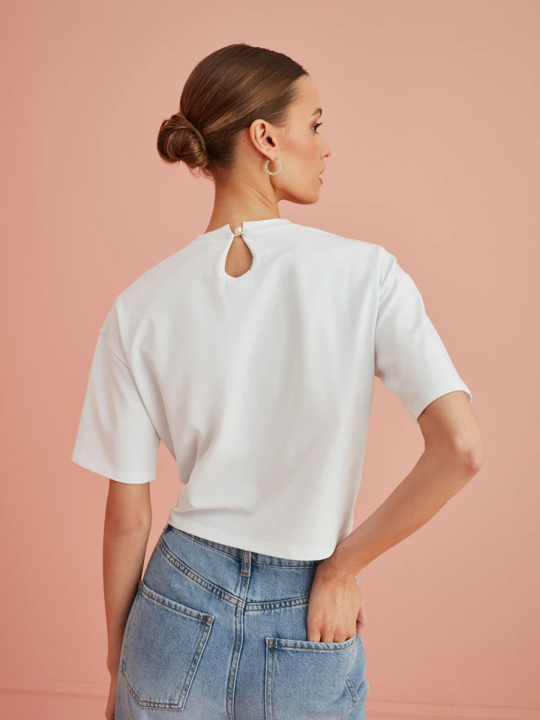 WHITE BLOUSE WITH SUBTLE PEARL DETAILS