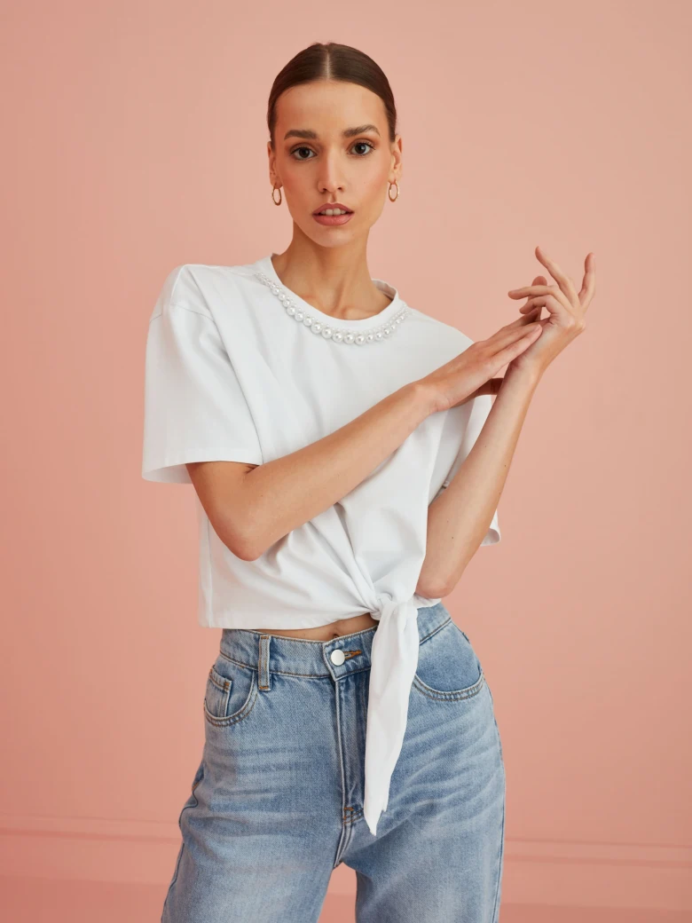WHITE BLOUSE WITH SUBTLE PEARL DETAILS