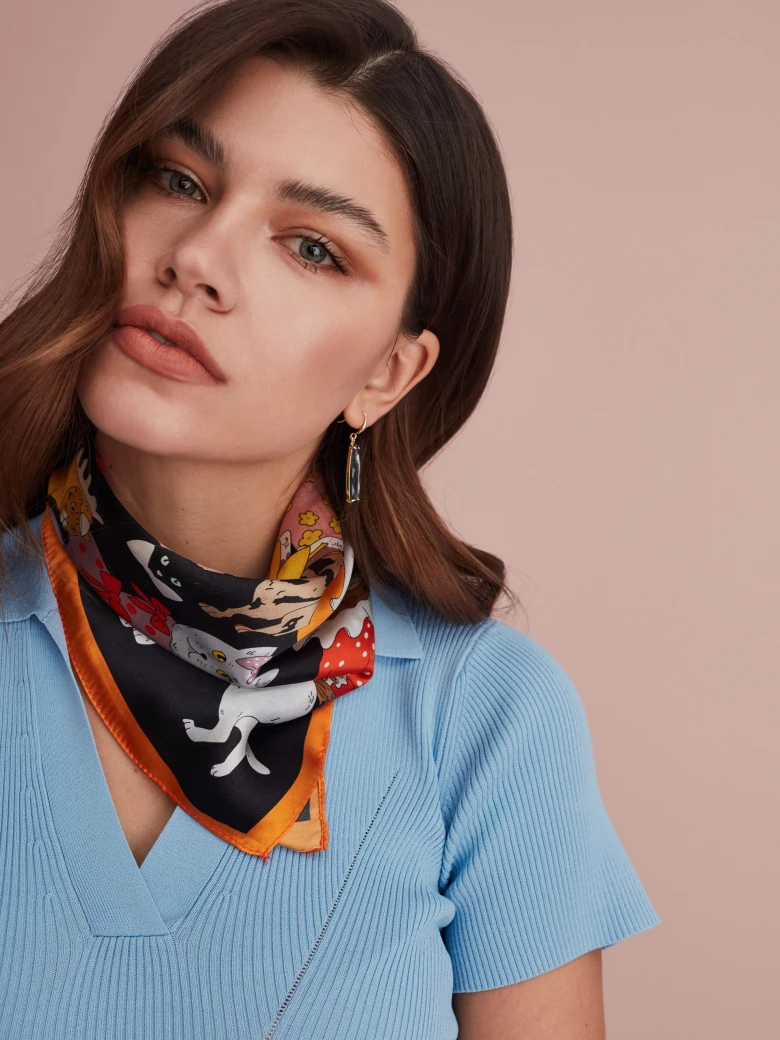 BLUE SWEATER WITH COLLAR