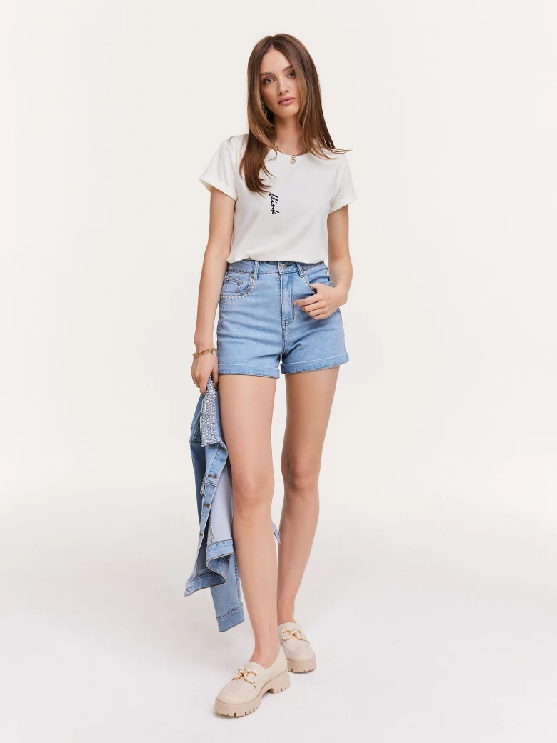 White blouse with short sleeves and inscription