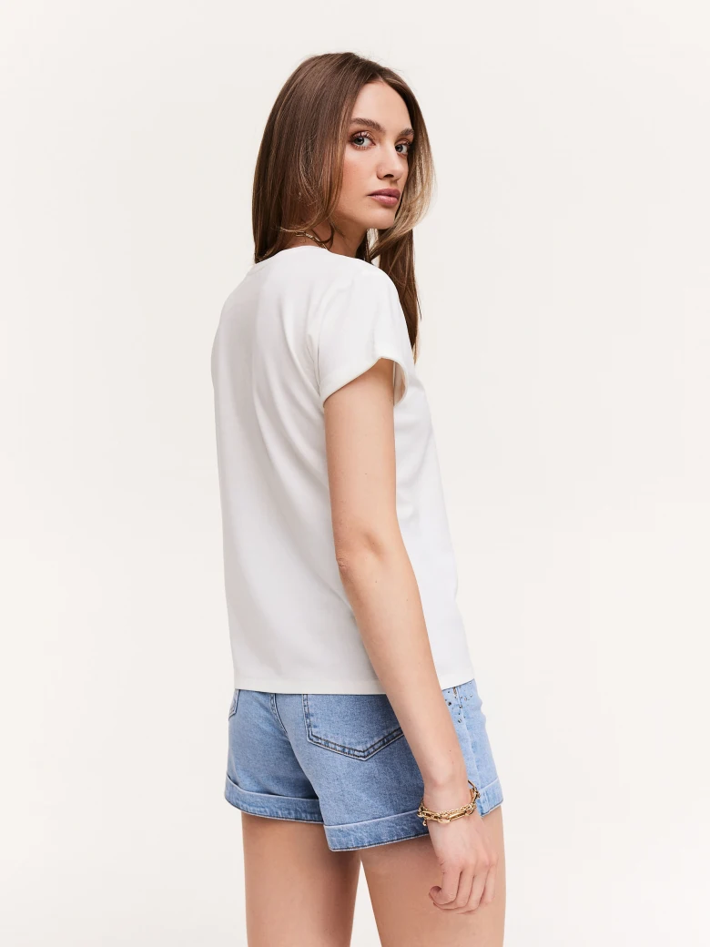 White blouse with short sleeves and inscription