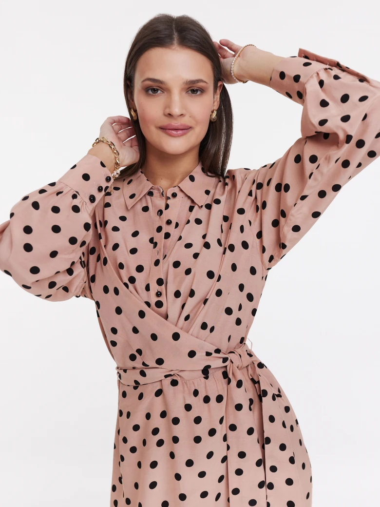 Powder-pink pea-patterned chemise