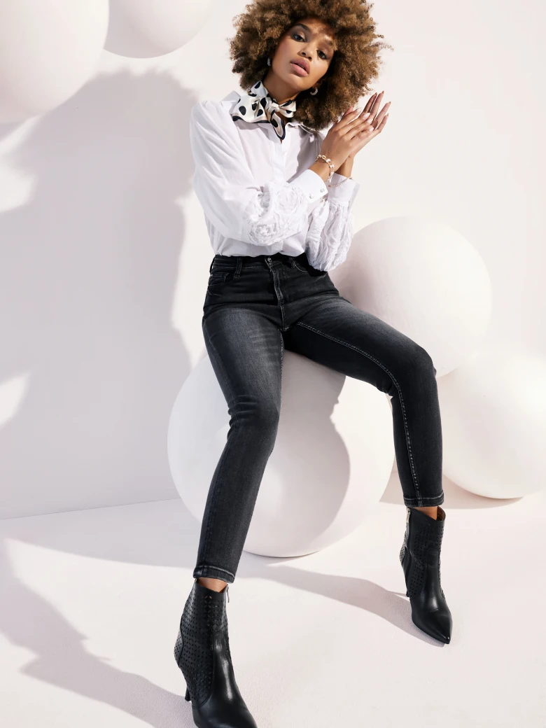 Thin black high-waisted jeans