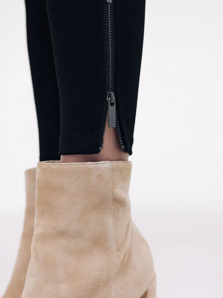 Fitted black pants