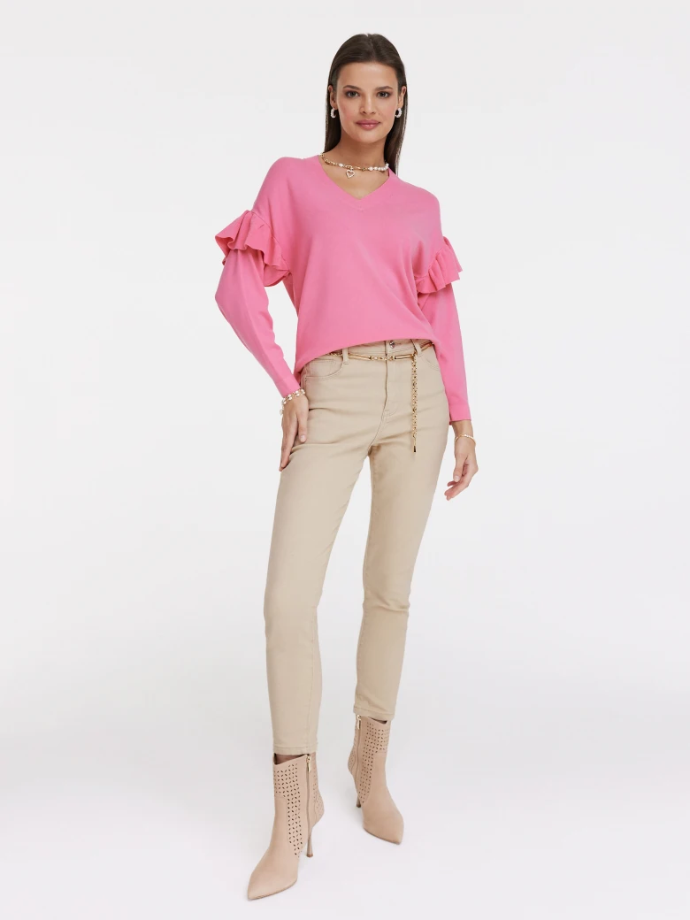 Różowy sweter z falbanami
