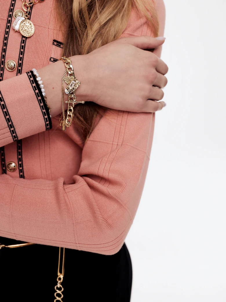 Pink sweater with collar and buttons