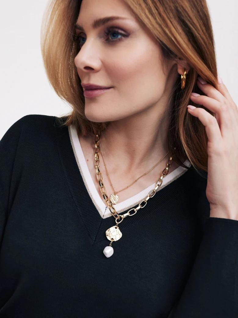 Granatowy sweter z metaliczną nicią