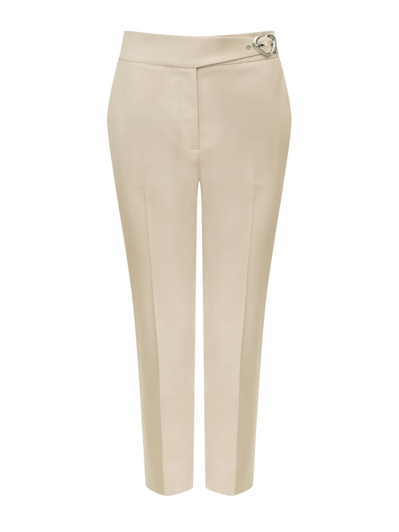 Beige high-waisted pants with clutch