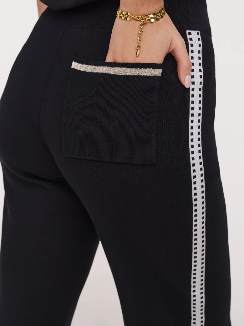 High-waisted black pants with trimmings