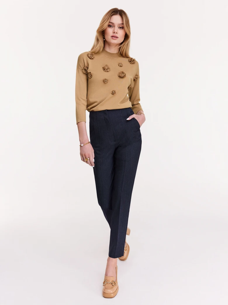 Karmelowy sweter z przestrzennymi kwiatami