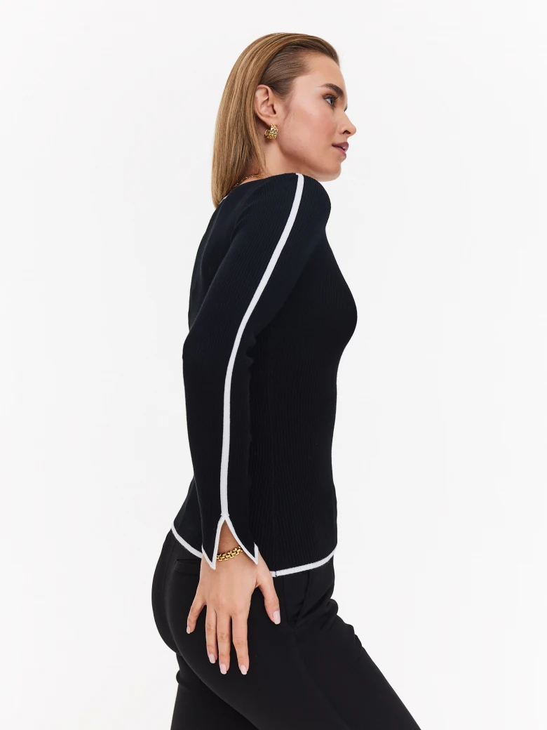 Fitted black sweater with trimmings