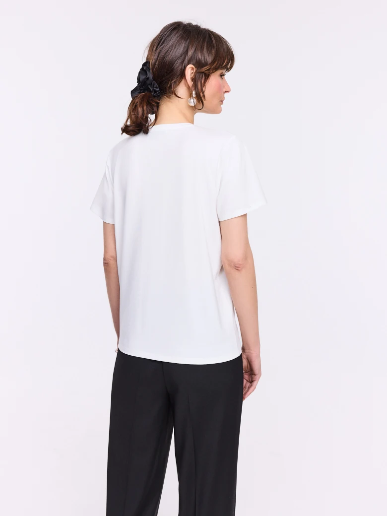 Biały T-shirt bawełniany z broszką w kształcie serca