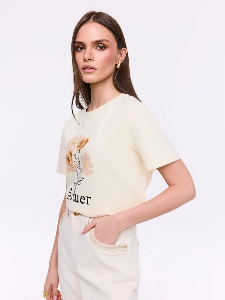 Cream cotton T-shirt with a three-dimensional appliqué