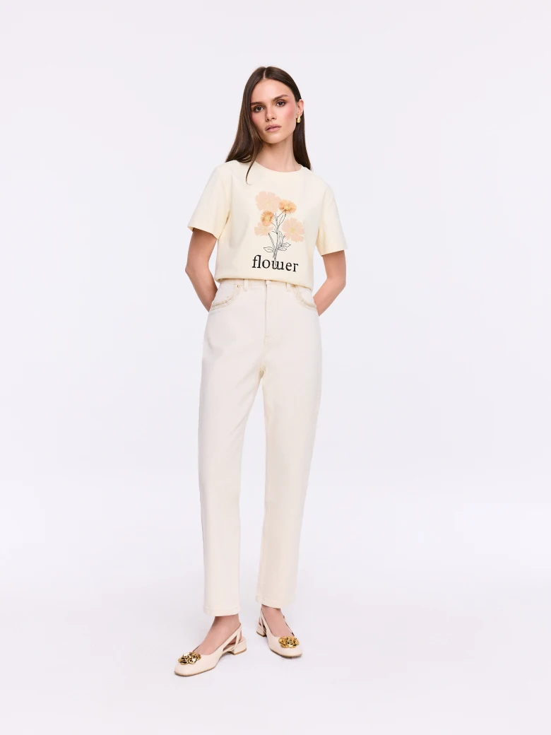 Cream cotton T-shirt with a three-dimensional appliqué