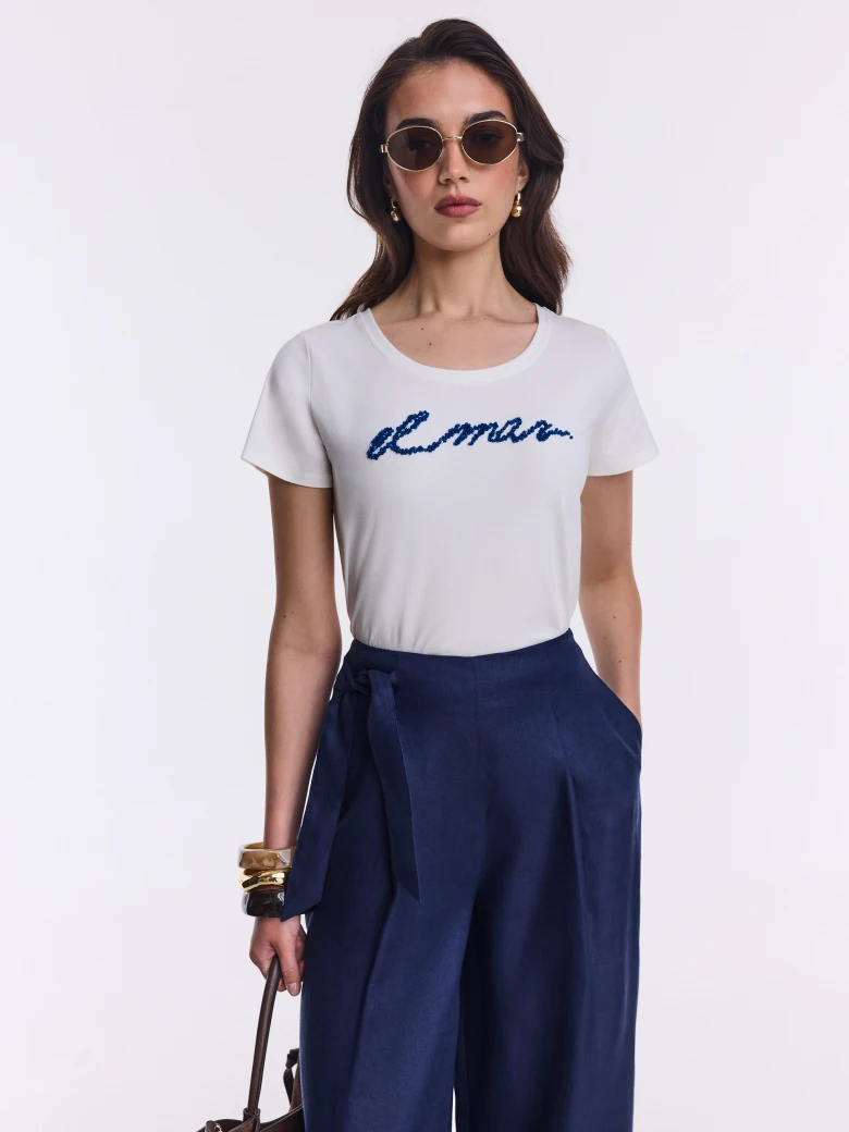 White round neck blouse with sequin appliqué