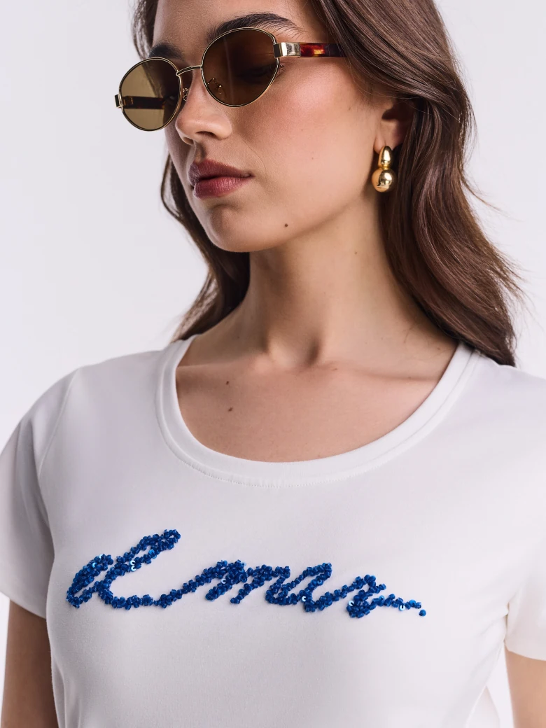 White round neck blouse with sequin appliqué