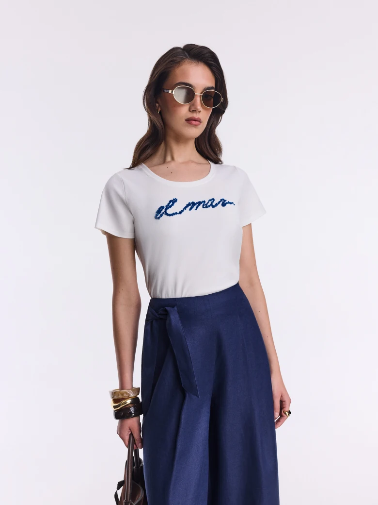 White round neck blouse with sequin appliqué
