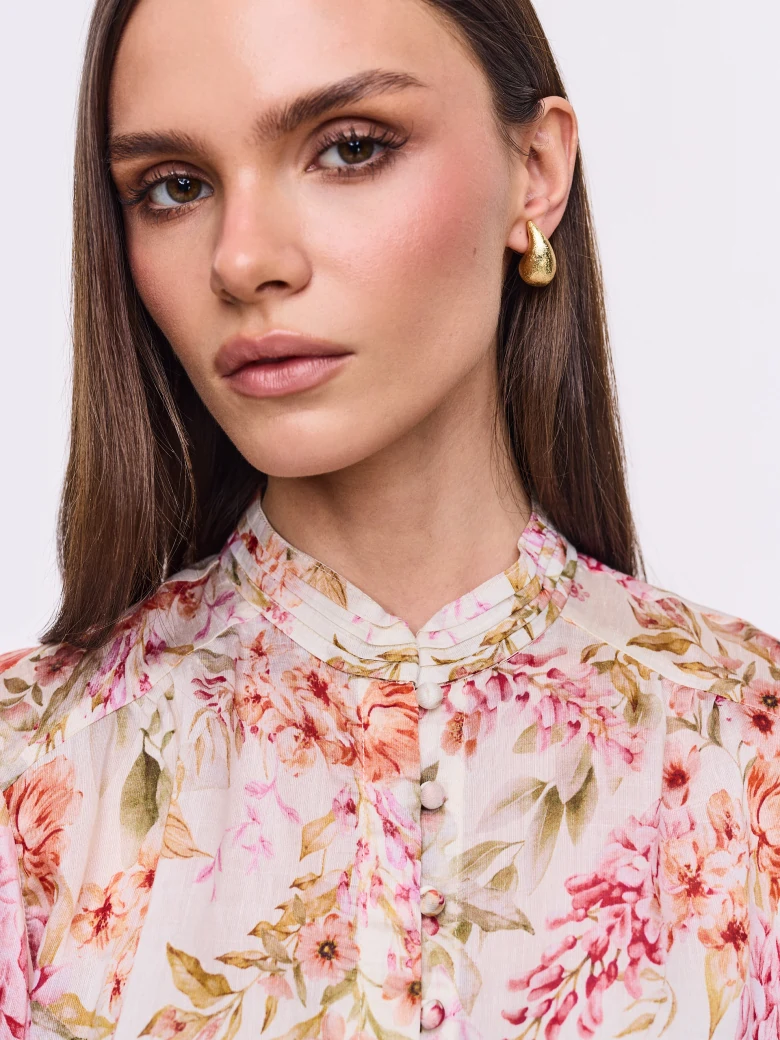 Creamy shirt with a stand-up collar and floral patterns
