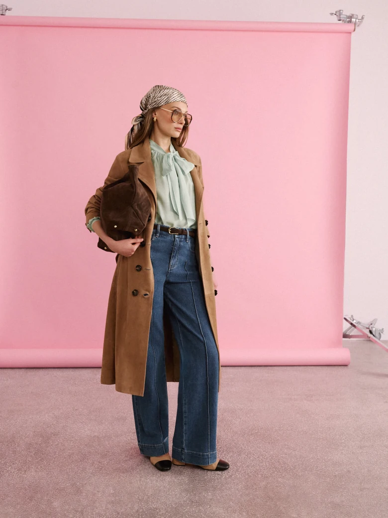 High-waisted jeans with decorative stitching