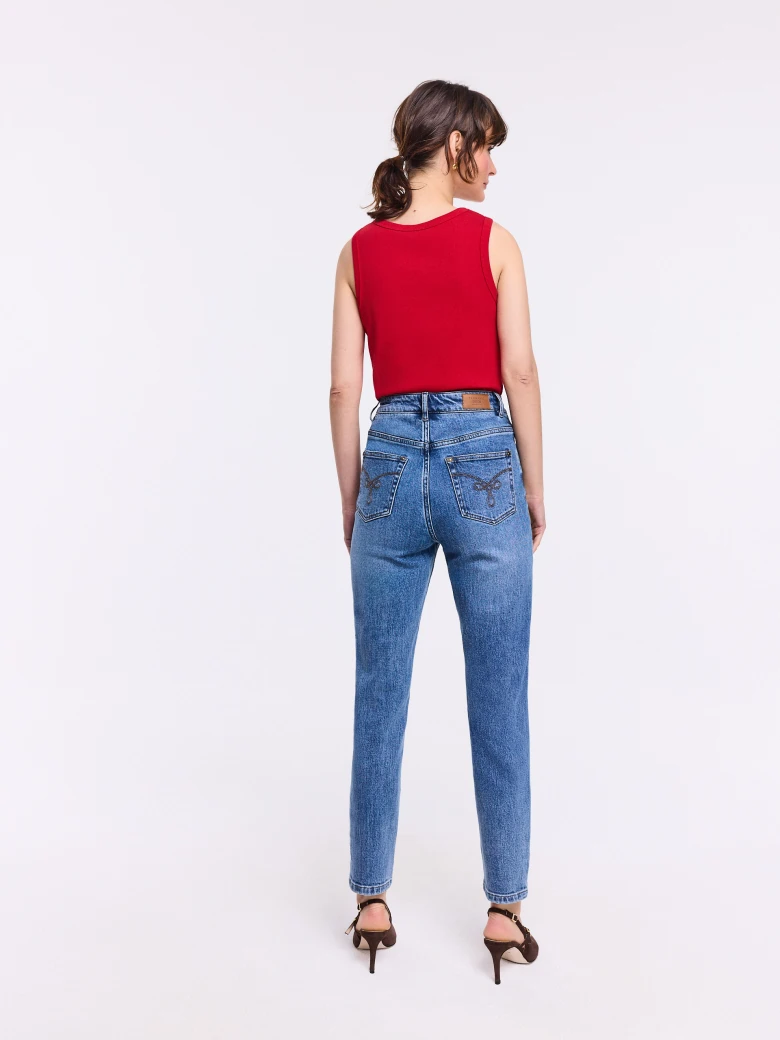Niebieskie jeansy z wysokim stanem o kroju mom fit