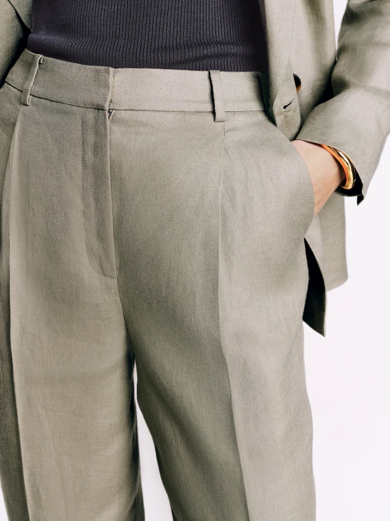 Lniane spodnie garniturowe w kolorze khaki