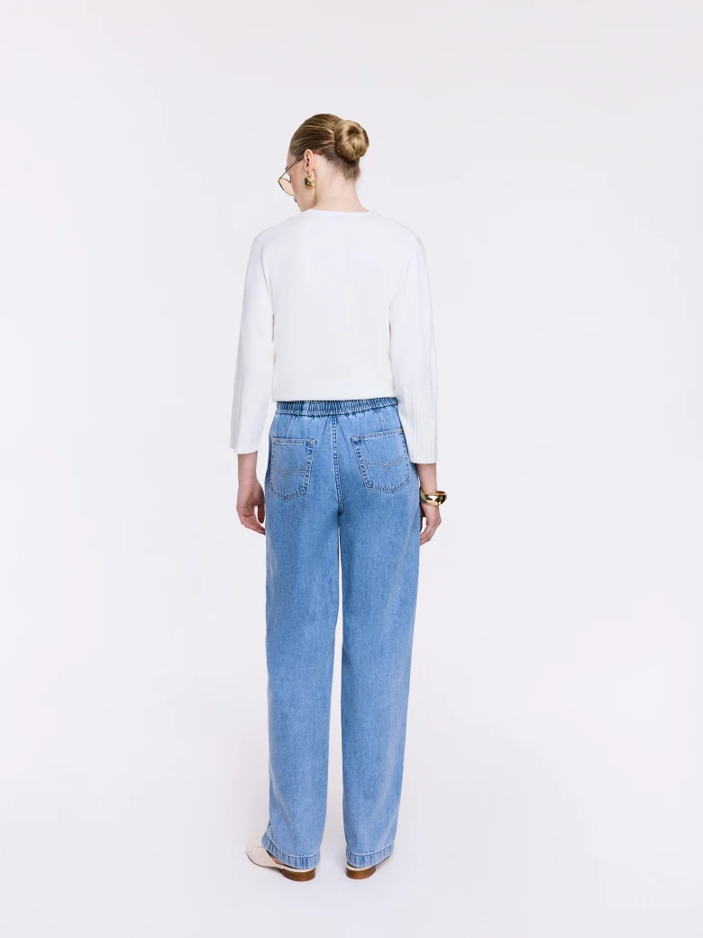High-waisted jeans