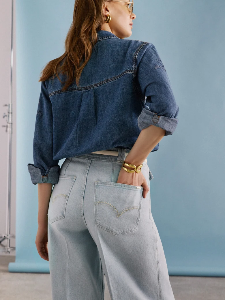Jasne jeansy wide leg z ozdobnymi guzikami