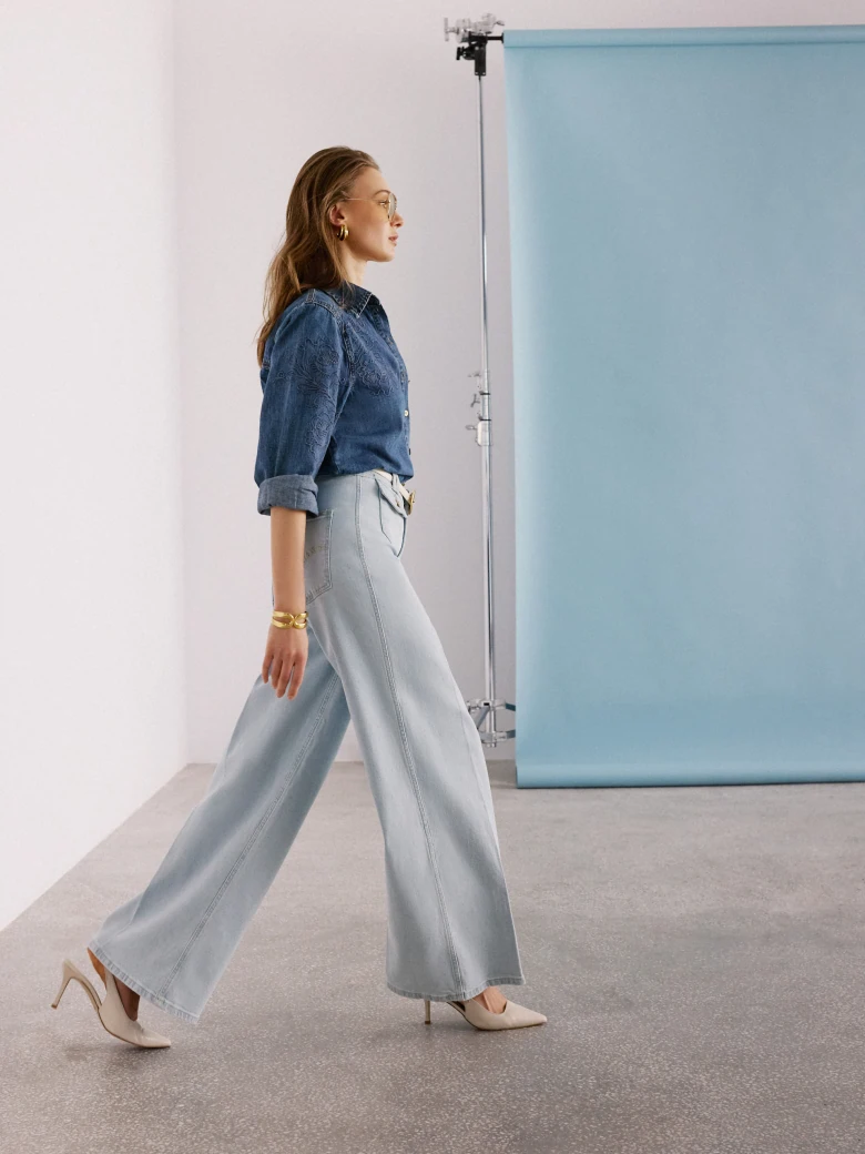Jasne jeansy wide leg z ozdobnymi guzikami